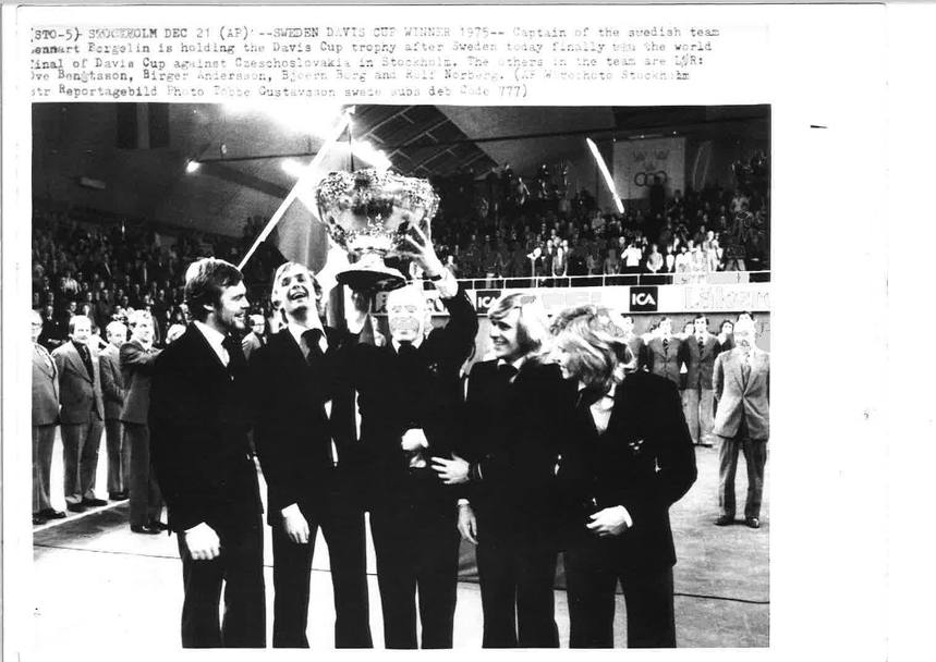 E&#39; il 1975 e la Svezia guidata da Borg (secondo da destra nella foto) vince la Coppa Davis sconfiffegendo la Cecoslovacchi. Ap
